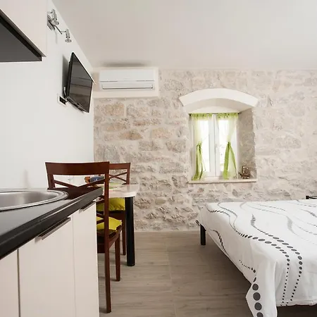 Apartments & Room Kartolina Apartman
