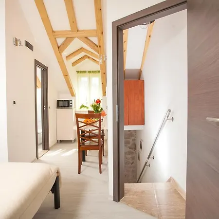 Apartment Apartments & Room Kartolina