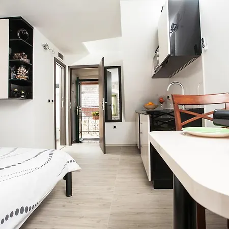 Apartment Apartments & Room Kartolina *