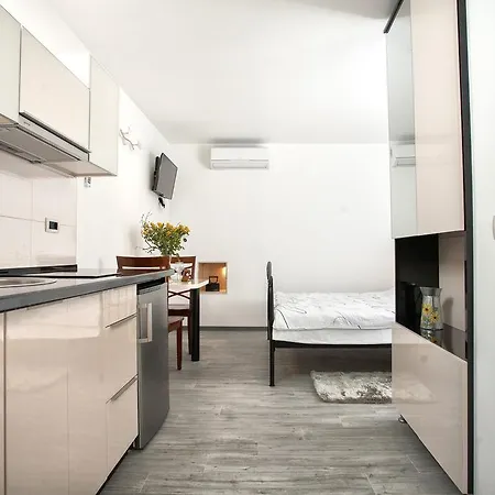 Apartment Apartments & Room Kartolina *