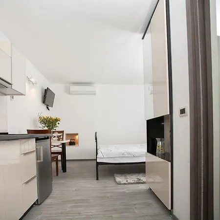Apartments & Room Kartolina *